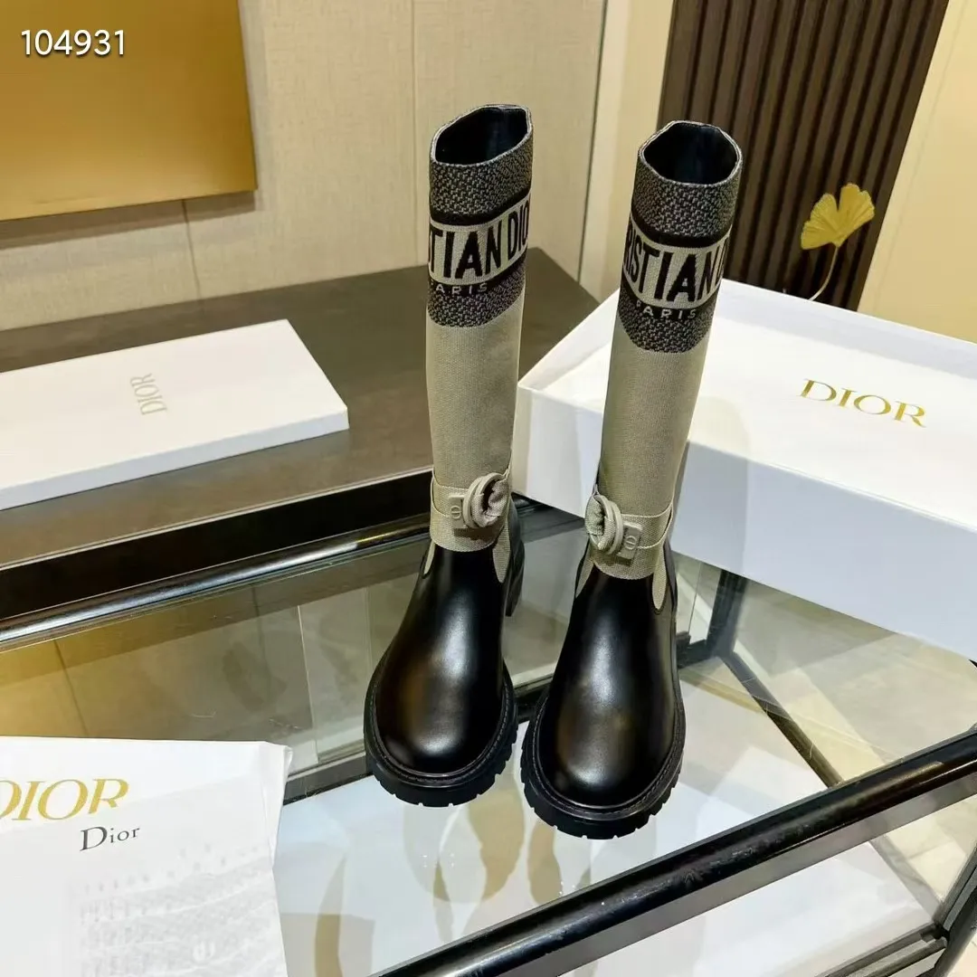 👟👟Ex-factory price 560👟👟 Dior color-blocking new boots for autumn and winter, the latest electric embroidery color-blocking letter logo for autumn and winter, round-toe high-top knight boots for women, Material: first-layer cowhide stitched with electric embroidery fabric, sheepskin lining for feet, original molded TPU outsole Size: 35-40 yards